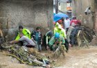 Banjir-Bandang-Terjang-Sukabumi,-Polri-Evakuasi-Ibu-dan-Bayi-dari-Gang-Sempit