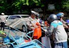 Jumat-Berkah-Polres-Probolinggo-Kota-Berbagi-Ratusan-Nasi-Bungkus-di-Pasar-Baru