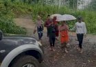 Terjang-Jalan-Terjal,-Polisi-di-Probolinggo-Bantu-Warga-Pulang-Dari-Rumah-Sakit-Pasca-Operasi-Melahirkan