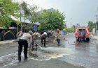 Sigap,-Polisi-bersama-Damkar-Bersihkan-Tumpahan-Solar-di-Jalan-Raya-Lamongan-Antisipasi-Kecelakaan