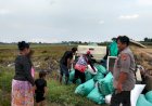 Polisi-Cinta-Petani,-Polisi-di-Prambon-Apresiasi-Hasil-Panen-Padi