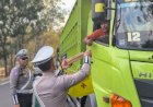 Polantas-Berbagi-Nasi-Kotak-untuk-Pengendara-Terjebak-Macet-di-Hutan-Baluran,-Sopir-Truk-:-Polisi-Situbondo-Luar-Biasa