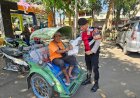 Polisi-Patroli-Sambil-Berbagi-Nasi-Kotak-Program-Pasabber-Polres-Situbondo-Disambut-Antusias-Warga