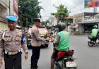 Kapolsek-Taman-Pimpin-Patroli-Kamtibmas-Sambil-Bagikan-Makanan-dan-Minuman-ke-Warga