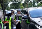 Polres-Gresik-Gencarkan-Edukasi-Keselamatan-Pengguna-Jalan-Tertib-Dapat-Cokelat