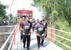 Polres-Blitar-Kota-Resmikan-Jembatan-Merah-Putih-Presisi-Penghubung-Dua-Desa