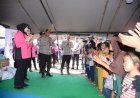Polri-Hadirkan-Kepedulian,-Berikan-Trauma-Healing-bagi-Pengungsi-Gempa-di-Maumere