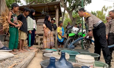 Polisi-Bantu-14-Ribu-Liter-Air-dan-Sembako-pada-Warga-Terdampak-Kekeringan-di-Jombang