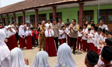Kunjungi-SDN-1-Bareng,-Kapolres-Ponorogo-Berikan-Edukasi-Larangan-Bullying