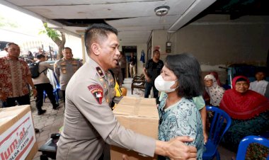 Gelar-Jumat-Curhat-di-Desa-Bungurasih,-Waka-Polda-Jatim-Salurkan-Bansos-untuk-Warga