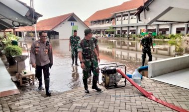 Sinergitas,-Polisi-Bersama-TNI-dan-BPBD-Tangani-Banjir-di-Sidoarjo