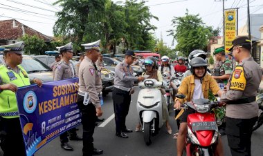 Operasi-Keselamatan-Semeru-2024,-Polres-Pamekasan-Turun-Jalan-Berbagi-Brosur-Himbauan-Kamseltibcarlantas