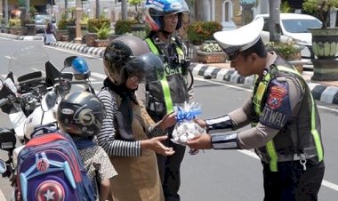 Operasi-Keselamatan-Semeru-2024,-Polres-Tuban-Beri-Hadiah-Kepada-Pengendara-Tertib-Lalin