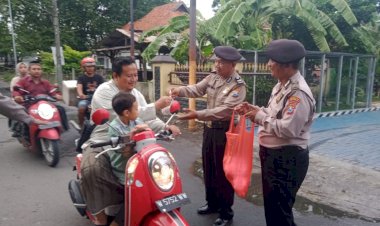 Polsek-Tanggulangin-Bagikan-Takjil-dan-Kampanyekan-Tertib-Berlalu-Lintas