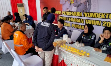 Polisi-Cek-Kesehatan-dan-Tes-Urine-Kru-Bus-Pastikan-Mudik-Aman