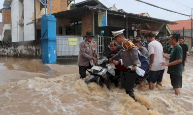 Sigap-Tanggap,-Polres-Pasuruan-Kota-bersama-TNI-dan-Warga-Tangani-Banjir