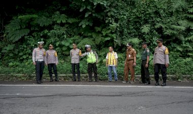 Kapolres-Jember-Cek-Jalan-Lintas-Gumitir-yang-Retak-Himbau-Kendaraan-Berat-Lewat-Jalur-Pantura