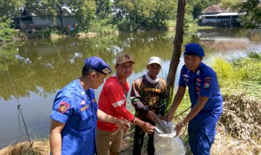 Peduli-Kawasan-Pesisir,-Satpolairud-Polresta-Sidoarjo-Bersihkan-Sampah-bersama-Warga