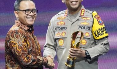 Tingkatkan-Inovasi-Digital-Layanan-Publik,-Kapolresta-Sidoarjo-Terima-Penghargaan-Pemimpin-Daerah-Awards-2024