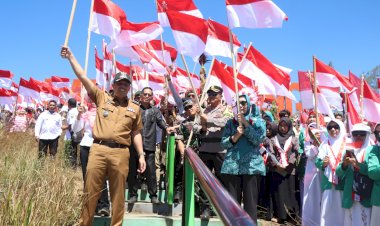 Sambut-Hari-Kemerdekaan-RI-ke-79,-Polres-Bondowoso-bersama-Pemkab-Kibarkan-1.000-Bendera-Merah-Putih-di-Kawah-Wurung