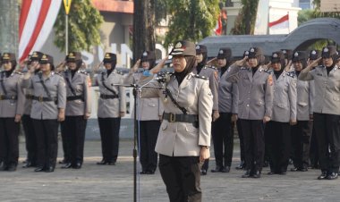 Jelang-Hari-Jadi-Ke-76,-Polwan-Sidoarjo-Ziarah-Rombongan-ke-Makam-Pahlawan