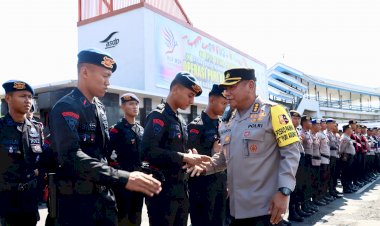 Karoops-Polda-Jatim-Pimpin-Apel-Gelar-Pasukan-di-Pelabuhan-Ketapang-Pastikan-Kesiapan-Pengamanan-KTT-IAF-II-2024-dan-HLF-MSP