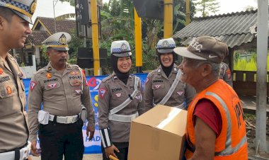 Peringati-Hari-Lalu-Lintas-Bhayangkara,-Polres-Kota-Blitar-Berbagi-Bantuan-Sosial