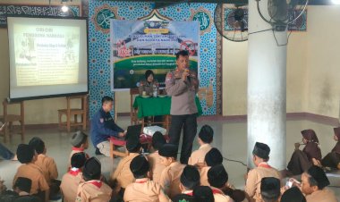 Kanit-Binmas-Polsek-Gedangan-Beri-Pembekalan-Bahaya-Narkoba-dan-Bullying-di-MI-Terpadu-Nurul-Iman