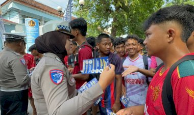 Polres-Kediri-Sosialisasi-Keselamatan-Berlalu-Lintas-Berbagi-Helm-Gratis-di-Area-CFD