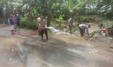 Polres-Malang-dan-Tim-Gabungan-Gerak-Cepat-Tangani-Banjir-Warga-Diminta-Tetap-Waspada