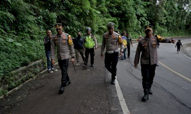Mitigasi-Jalur-Rawan-Jelang-Nataru,-Polres-Jember-Sisir-Jalan-di-Gunung-Gumitir