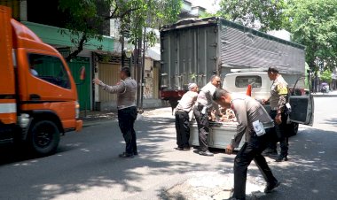 Cegah-Laka-Lantas,-Polisi-Tambal-Jalan-Berlubang-di-Pasuruan-yang-Tak-Kunjung-Diperbaiki