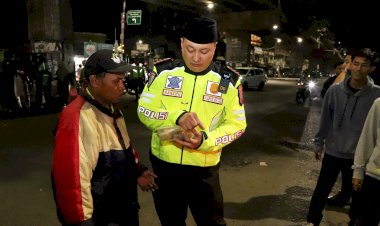 Polri-Untuk-Masyarakat,-SOTR-Polresta-Malang-Kota-Bersama-Mahasiswa-Berbagi-dan-Jaga-Kamtibmas