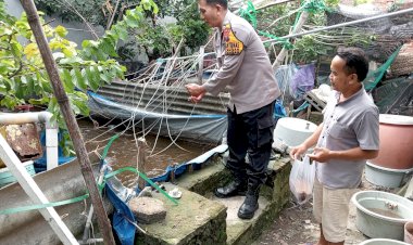 Bhabinkamtibmas-Polsek-Tulangan-Tinjau-Kolam-Ikan-Nila-Warga-untuk-Dukung-Program-Ketahanan-Pangan-Nasional