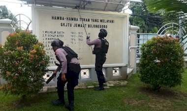 Polres-Bojonegoro-Sterilisasi-Gereja-Jelang-Ibadah-Jumat-Agung-dan-Paskah-2025
