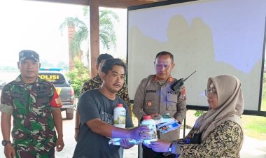 Tiga-Pilar-Wonoayu-Serahkan-Bibit-Jagung-ke-Petani