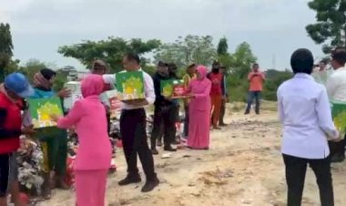 Hari-Bhayangkara-ke-79-Polres-Lamongan-Salurkan-Bansos-untuk-Pemulung-di-TPA