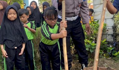 Polisi-Edukasi-Siswa-SD-tentang-Ketahanan-Pangan-Lewat-Penanaman-Sayuran