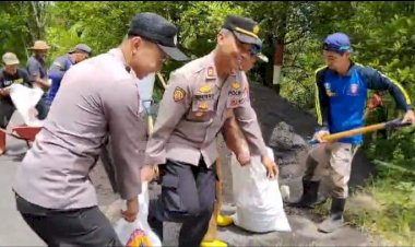 Gotong-Royong-Polres-Lumajang-dan-Warga-Pasang-Ratusan-Bronjong-di-Lokasi-Longsor