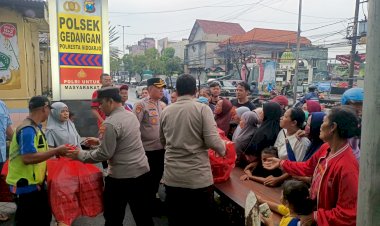 Polsek-Gedangan-Bagikan-Takjil-ke-Masyarakat-dan-Pengendara