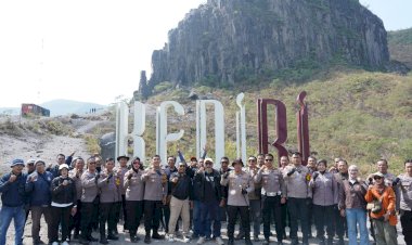 Riding-ke-Gunung-Kelud,-Polres-Kediri-dan-Awak-Media-Suarakan-Kesiapsiagaan-Bencana
