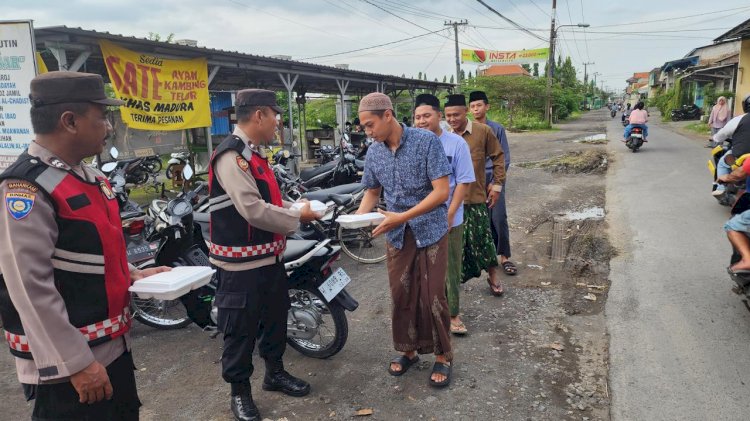 Polsek Tulangan Bagikan Takjil Gratis Diiringi Dengan Kultum Oleh Kapolsek