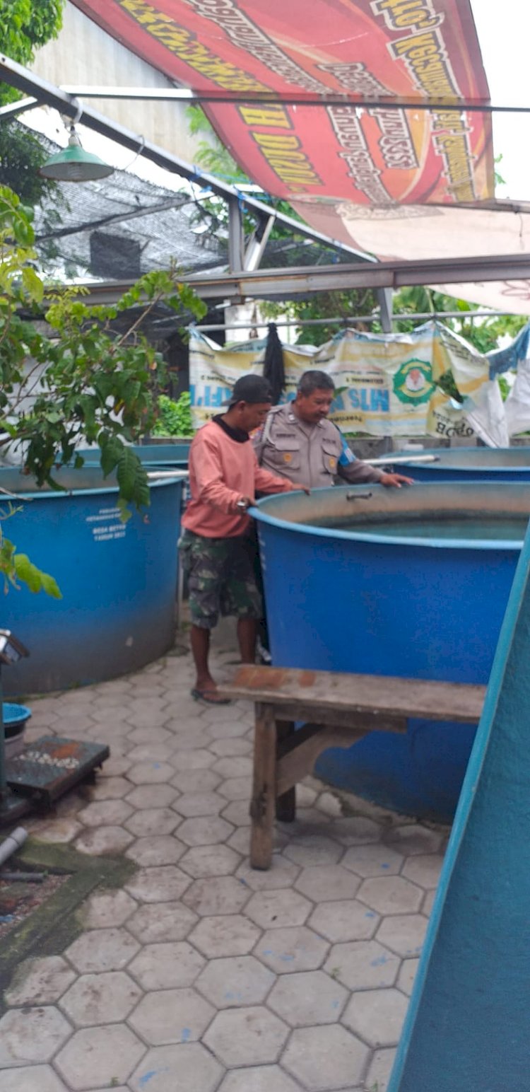 Bhabinkamtibmas Desa Betro Silaturahmi ke Warga Pembudidaya Ikan Lele