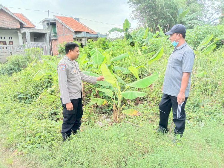 Bhabinkamtibmas Wonokasian Dorong Ketahanan Pangan Lewat Budidaya Pisang di Lahan Kosong