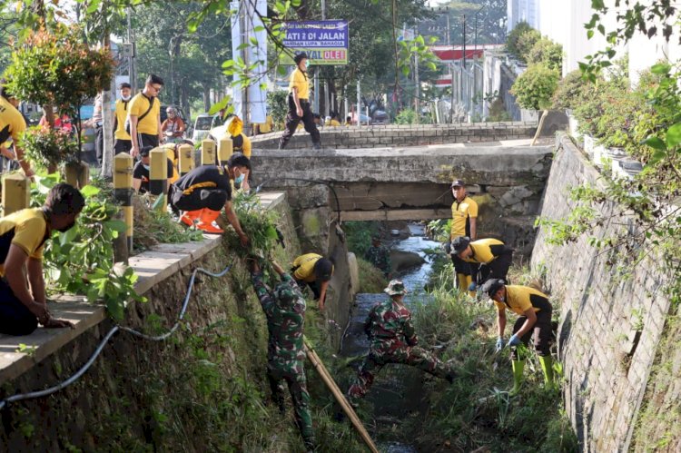 Sinergitas Polres Batu dan TNI di Hari Bhayangkara ke - 79, Peduli Lingkungan Bersihkan Sungai