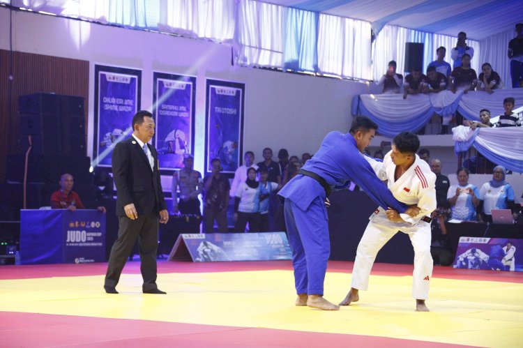 Kapolri Jadi Wasit di Kejuaraan Judo Kapolri Cup 2025