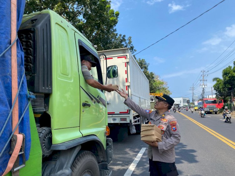 Polisi Peduli : Polresta Banyuwangi Berbagi Nasi Kotak untuk Sopir Truk di Jalur Pelabuhan Ketapang