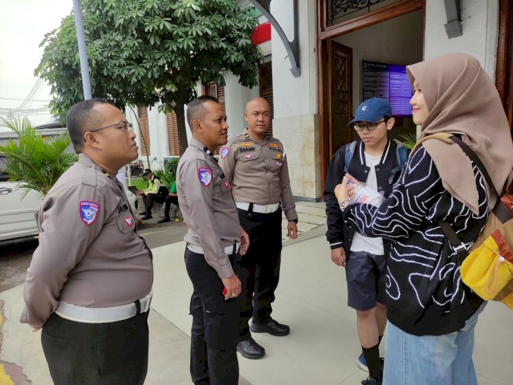 POLANTAS MENYAPA PENUMPANG DI STASIUN SIDOARJO, AJAK UTAMAKAN KESELAMATAN DAN TETAP BERHATI – HATI DIJALAN DALAM RANGKA OPS ZEBRA SEMERU 2025