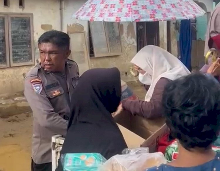 Polri Salurkan Bantuan Sembako untuk Warga Terdampak Banjir Bandang di Gurun Laweh