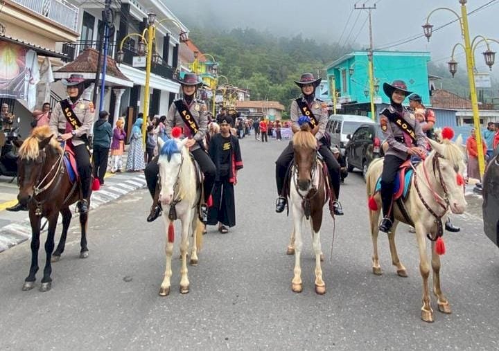 Layanan Keamanan, Polwan Polres Magetan Patroli Berkuda di Wisata Sarangan